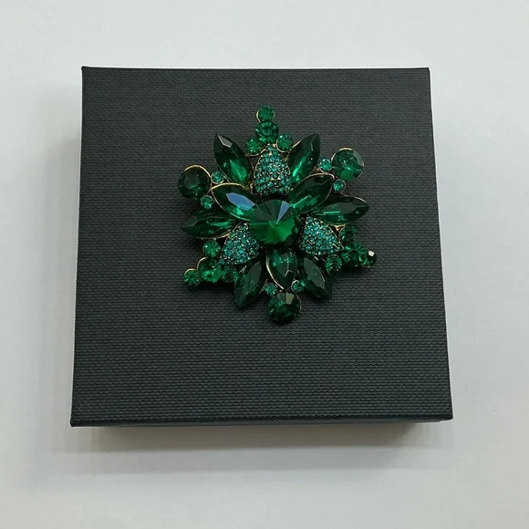 Green Flower/Snowflake Brooch /Pendant - Picture 3 of 6